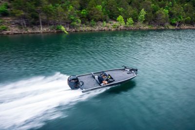 Lowe Stinger 195B riding along the water