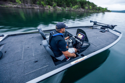 Angler at the helm while underway with his hand on the throttle of the Lowe Stinger 195 Bass.