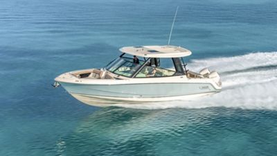 Boston Whaler 330 Vantage Dual Console running