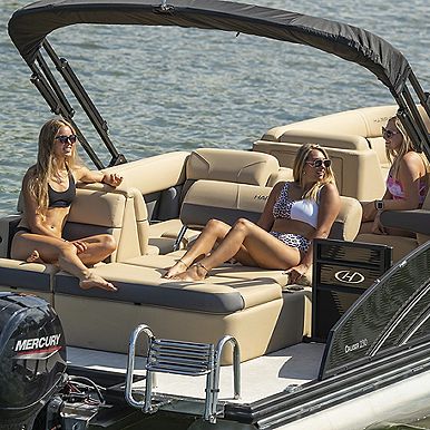 Cruiser 230 Girls on Boat