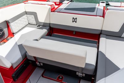  seating on the H20 wake boat