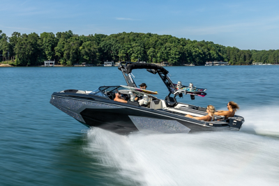 Heyday WTSUrf wake boat Running on the water