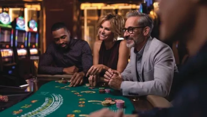 people playing blackjack at horseshoe casino