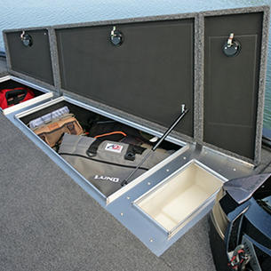 Pro-V-Musky-Bow-Deck-Starboard-Storage-Compartments-and-Livewell