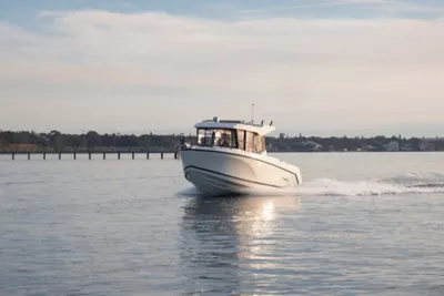 Bayliner Trophy Pilothouse fishing boating, Port Bow View, Boat Underway