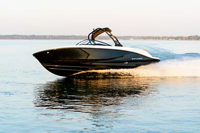 Black V22i Bowrider running on the water