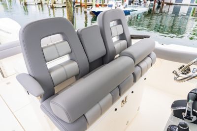 boston-whaler-outrage-330-2025-01809