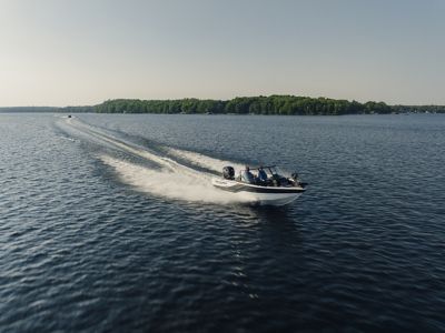 Crestliner 1750 Super Hawk  17 Foot Aluminum Ski and Fish Boats