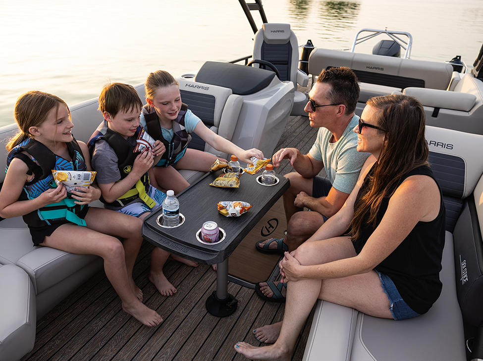 harris-pontoon-boats-solstice-family-bow-table-2024-9308