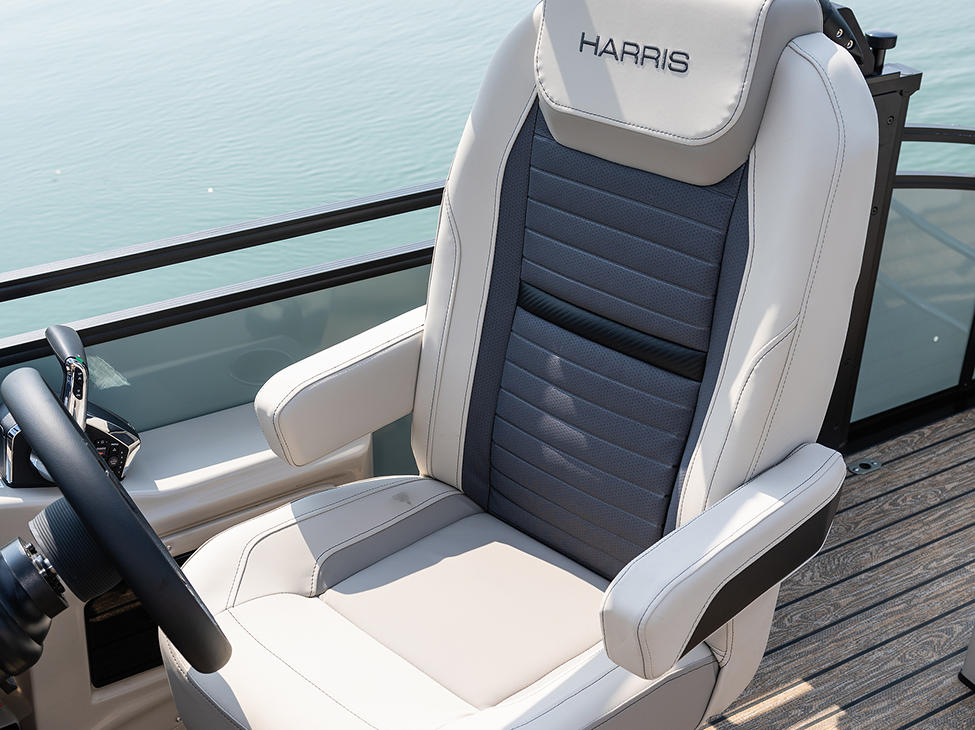 harris-pontoon-boats-solstice-helm-chair-french-gray-onyx-2024-18465