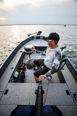 angler-1650-tiller-bow-interior.