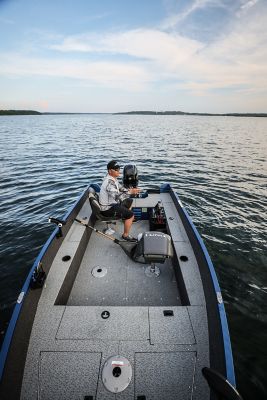 angler-1650-tiller-cockpit-interior