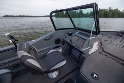 Lund Boat's Impact GL 185 feature port Console