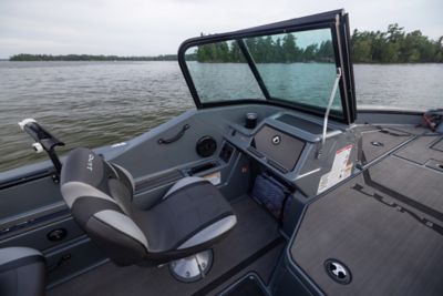 ln-impact-gl-185-boat-benefit-feature-port-console