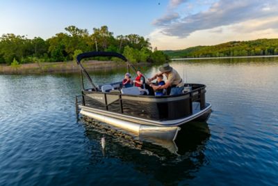 Lowe LF 172 in Water with people Fishing 