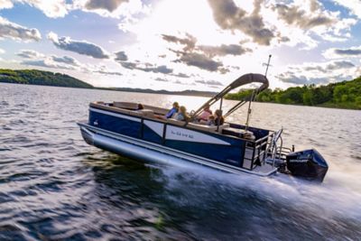 Lowe Stinger 195B riding along the water