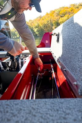 lund-1700-explorer-tiller-rod-storage-2026-0078