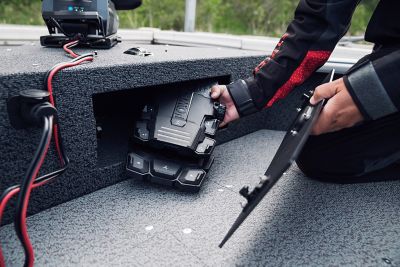 lund-explorer-1800-ss-foot-pedal-storage-2026-0005c