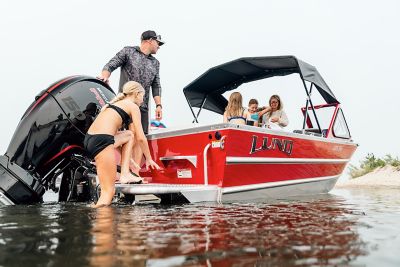 lund-hg-185-climbing-onto-boat-2026-0023c