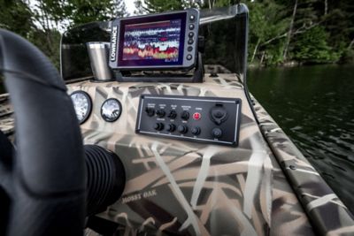 lund-predator-2070-ss-boat-2025-console-controls-0013c-w