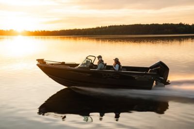 lundboats-tyee-2075-lifestyle-2024-16-w