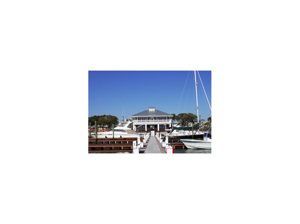 southport-freedom-boat-club-docks-at-southport-marina